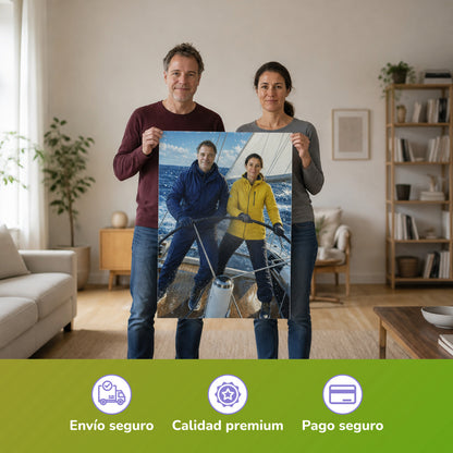  – Paar hält das gedruckte Poster