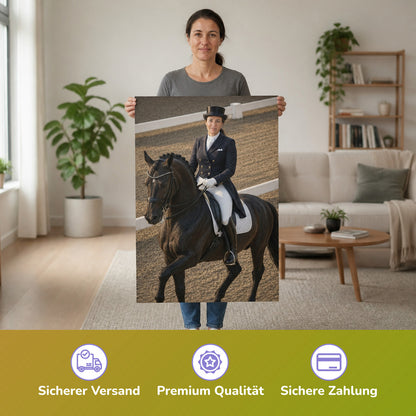  – Frau hält das gedruckte Poster