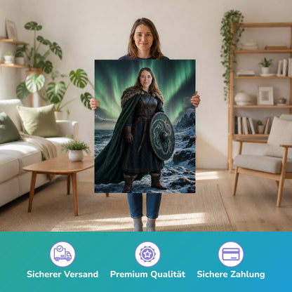  – Frau hält das gedruckte Poster